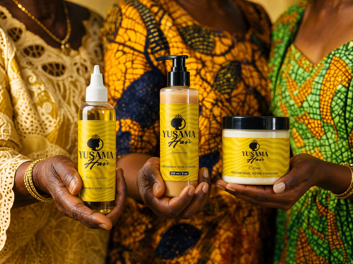 Trois femmes en pagne wax présentant l'huile et la crème Yusama Hair