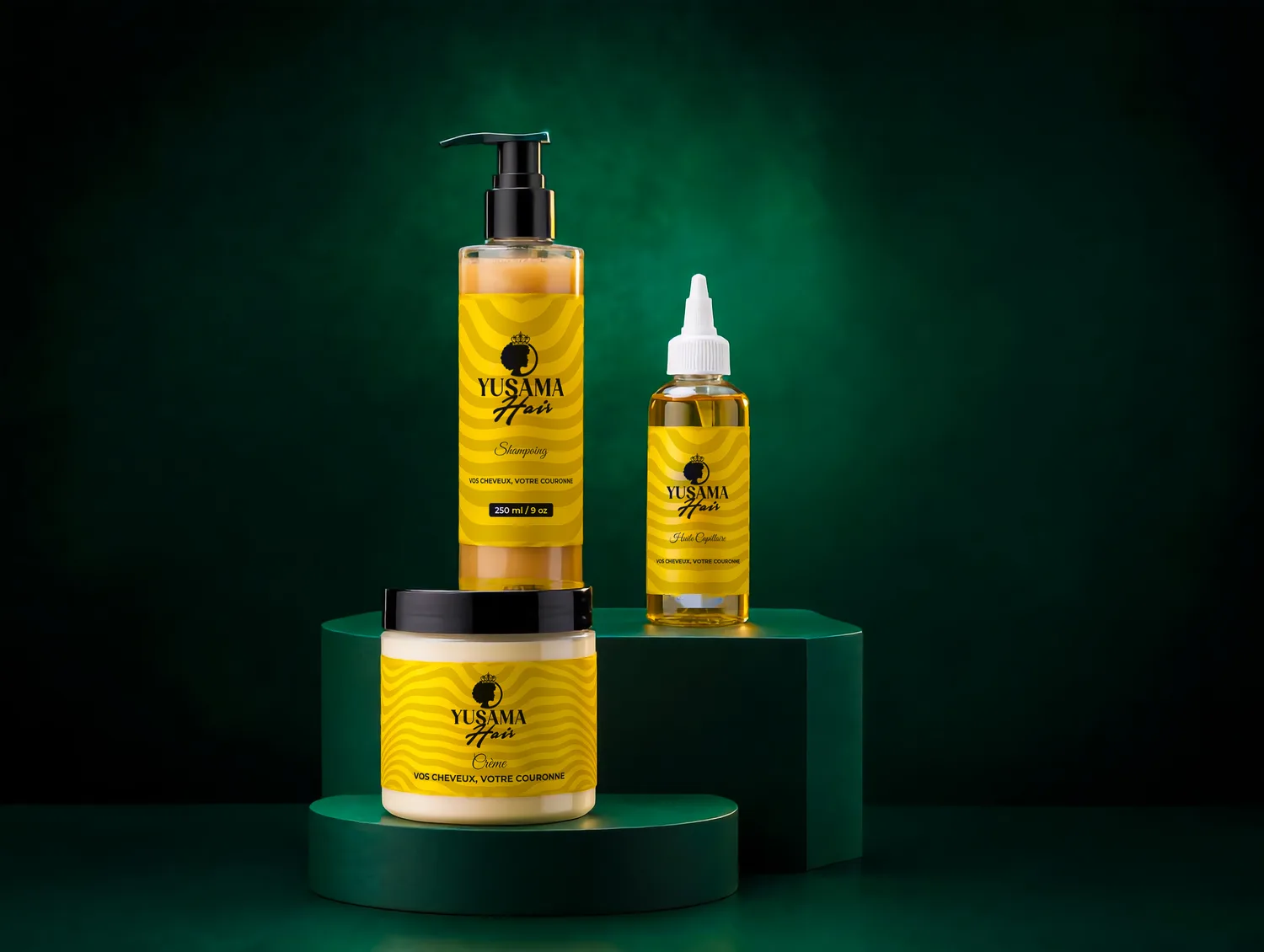Les soins Yusama Hair présentés sur un podium vert